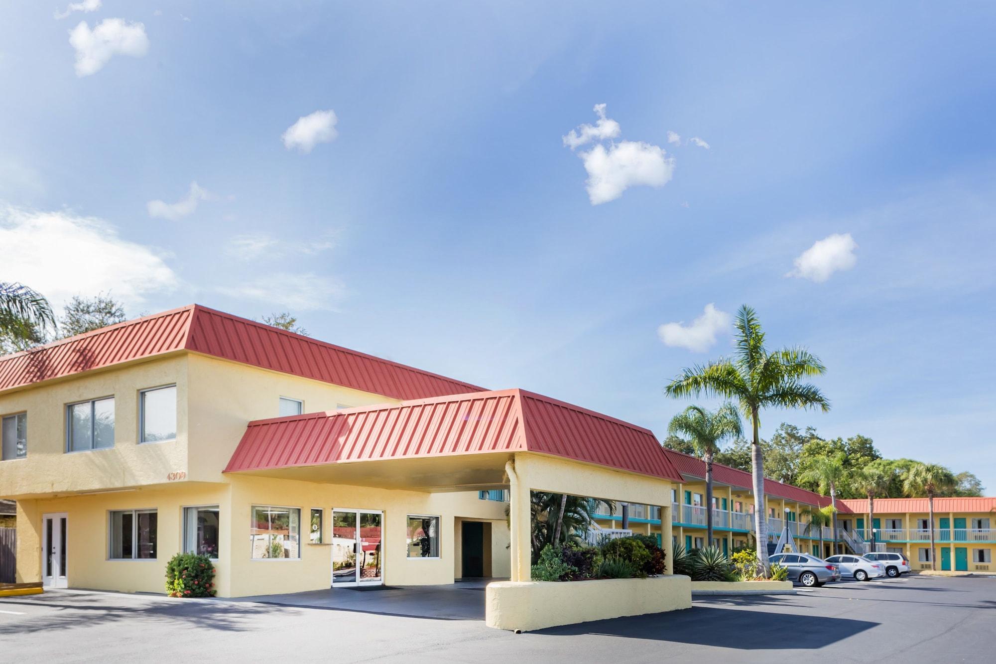 Super 8 By Wyndham Sarasota Near Siesta Key Motel Exterior photo