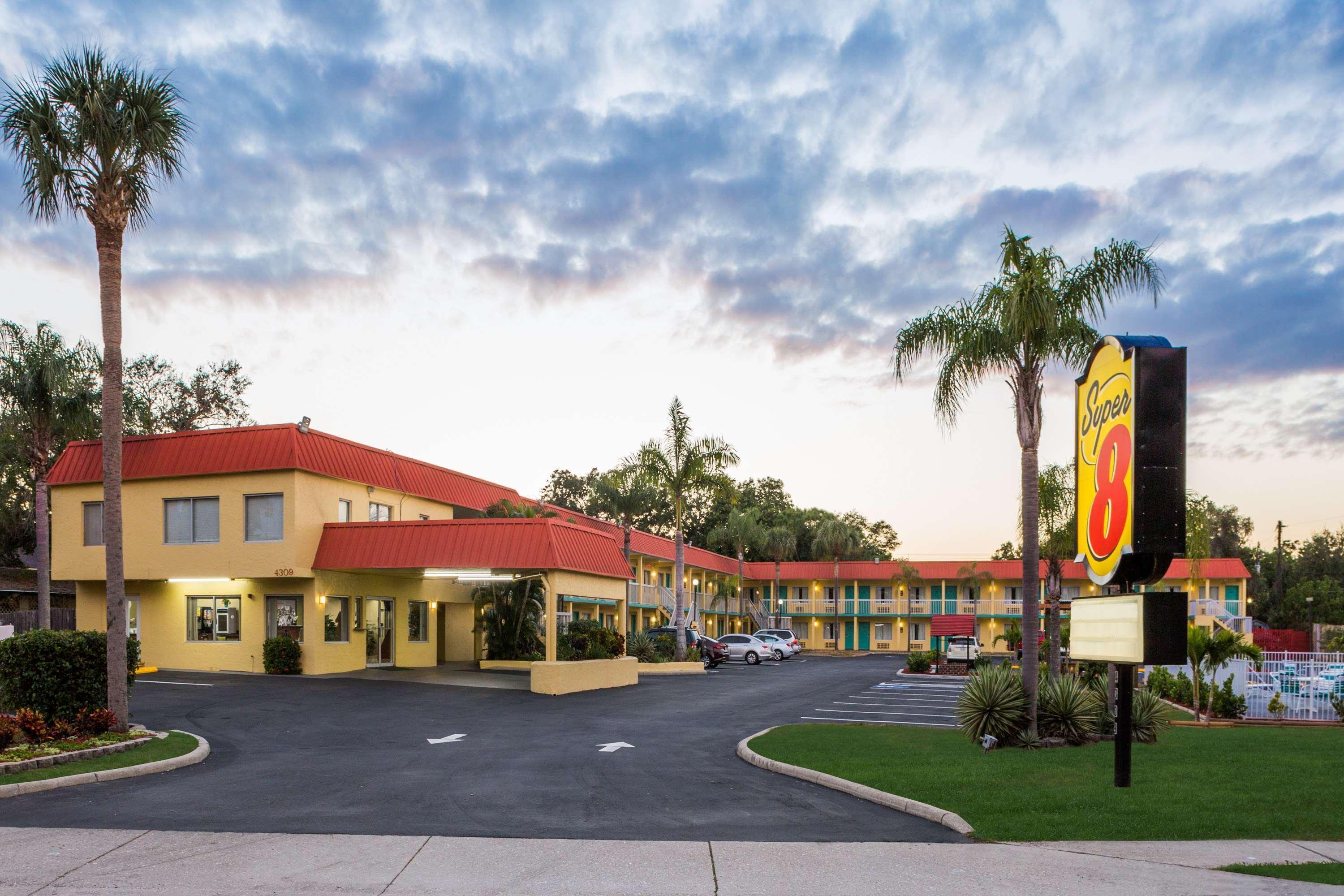 Super 8 By Wyndham Sarasota Near Siesta Key Motel Exterior photo