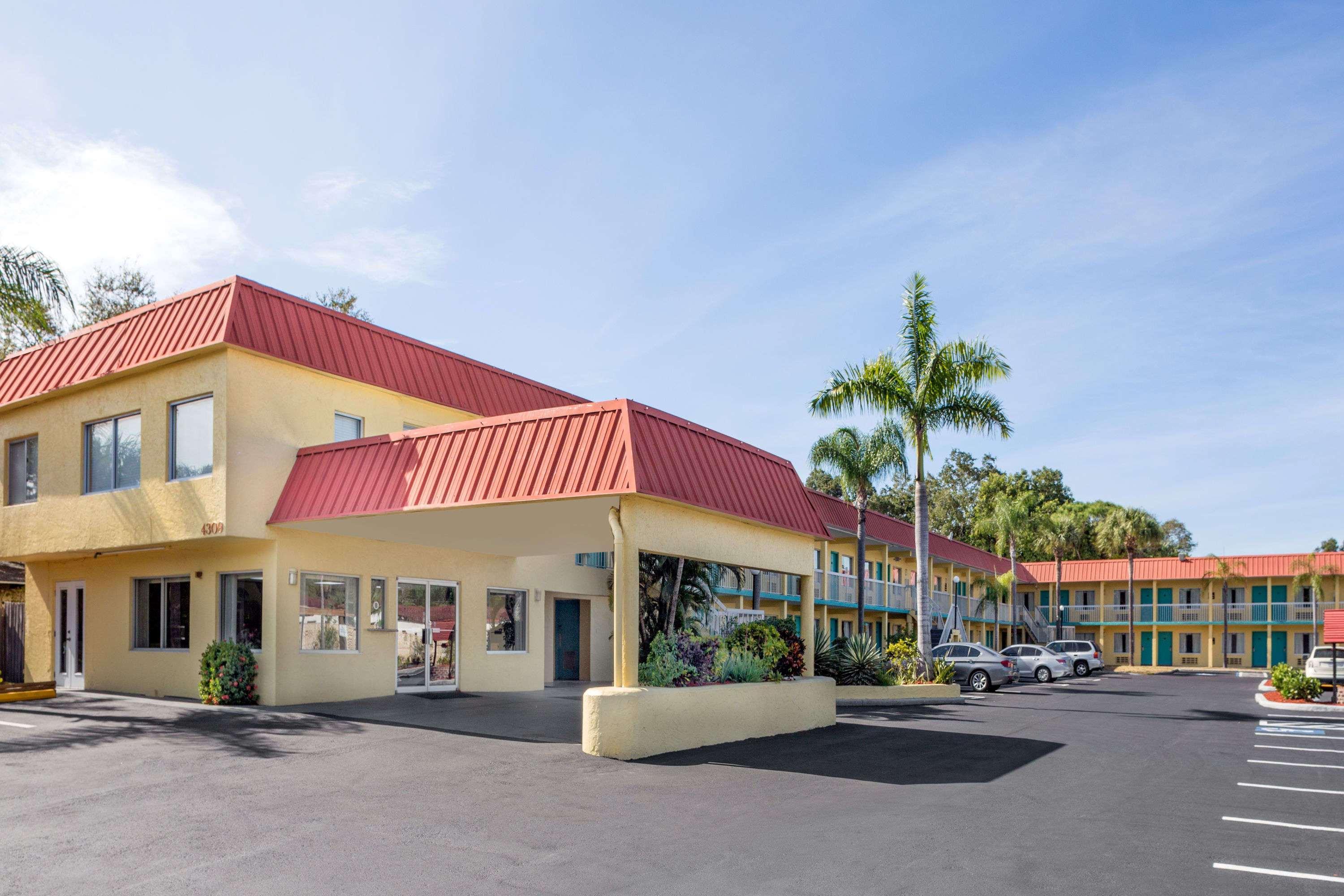 Super 8 By Wyndham Sarasota Near Siesta Key Motel Exterior photo