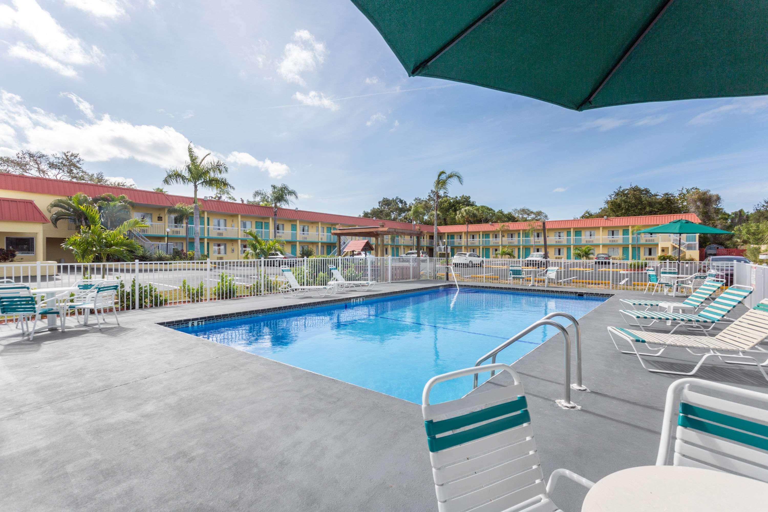 Super 8 By Wyndham Sarasota Near Siesta Key Motel Exterior photo