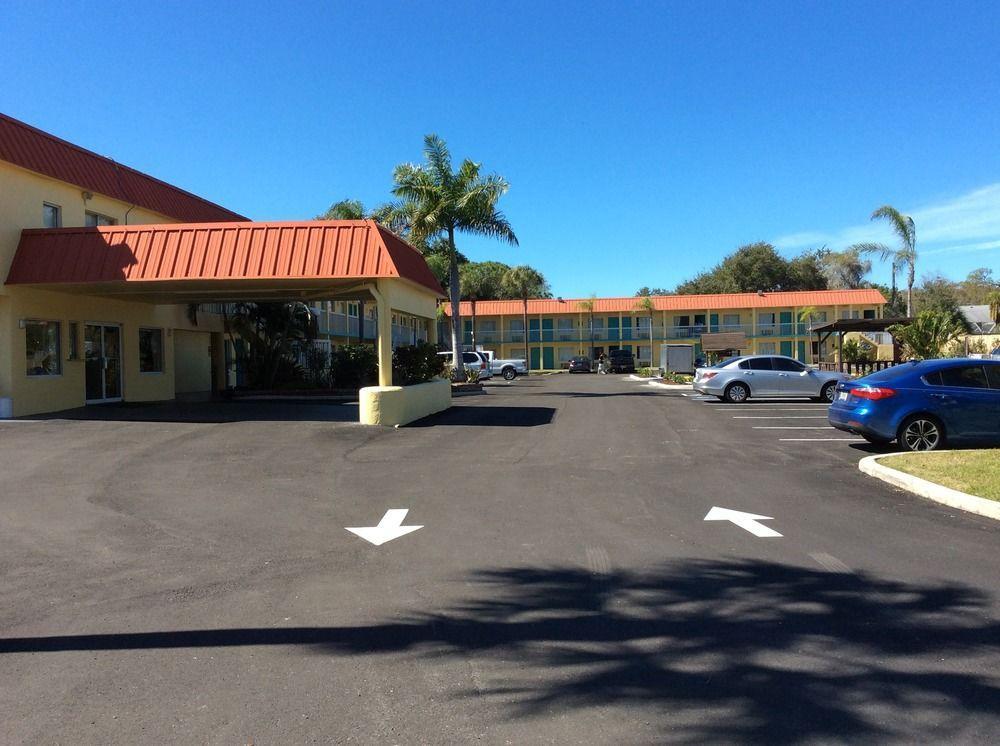 Super 8 By Wyndham Sarasota Near Siesta Key Motel Exterior photo